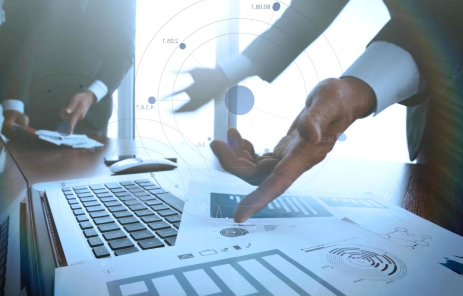 Oficina de planificación financiera con documentos de objetivos familiares